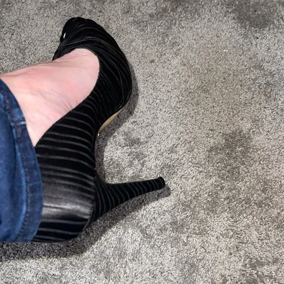 🔥 Luxury BM- Black Ryba Pleated Satin Heels Size 9-Designer Luxury Heels! - Picture 3 of 14